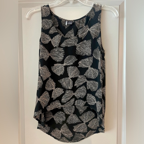 Sparkle & Fade Black High-Low Sleeveless Shirt with Leaf Pattern - Picture 1 of 4